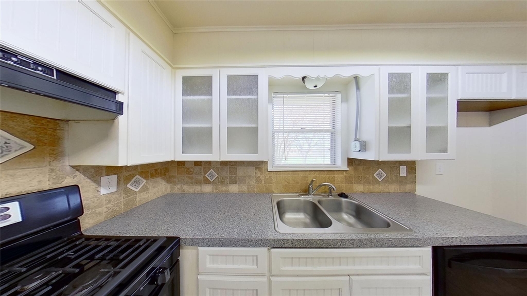 205 E 2nd St - Photo 16