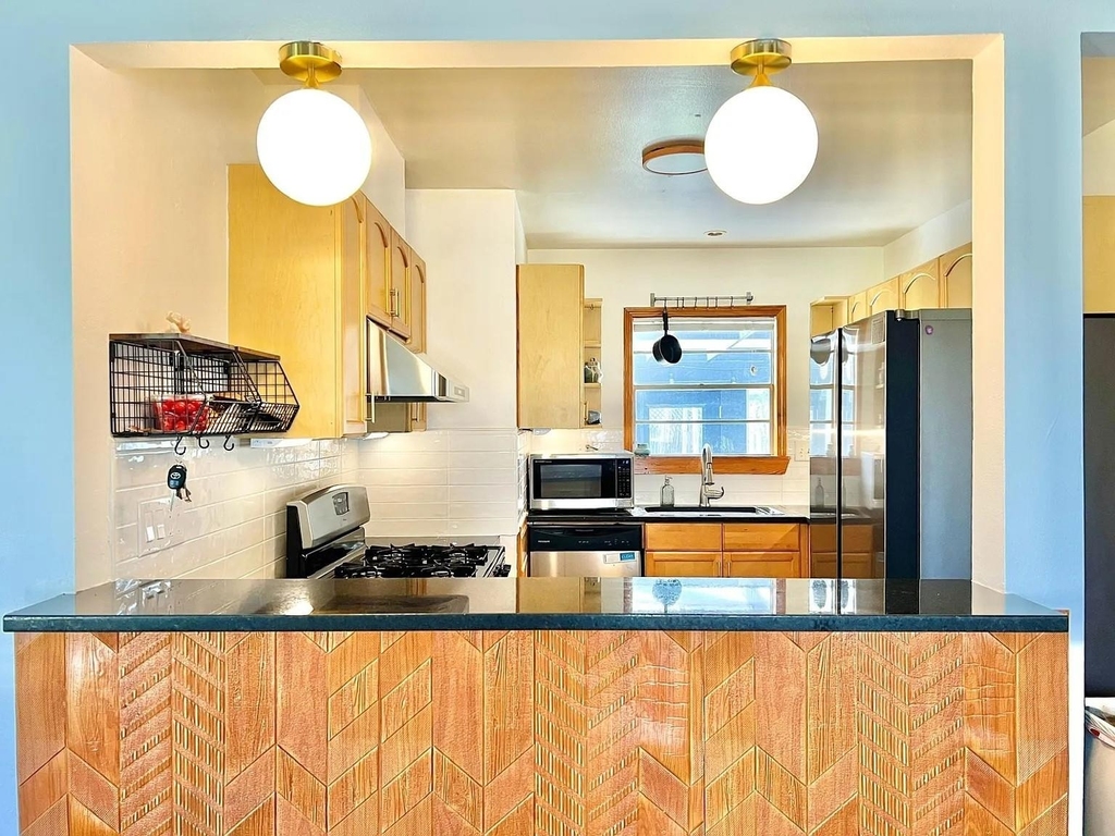 2203 N Plains Ave - Photo 0