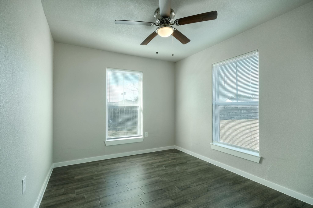 520 W Fm 243 - Photo 10