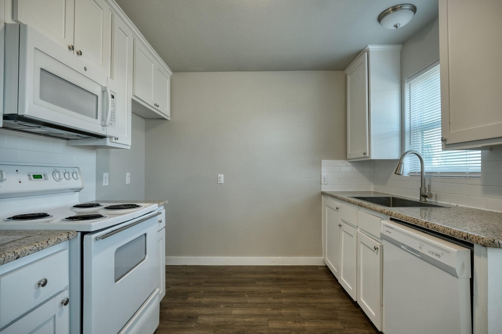 520 W Fm 243 - Photo 3