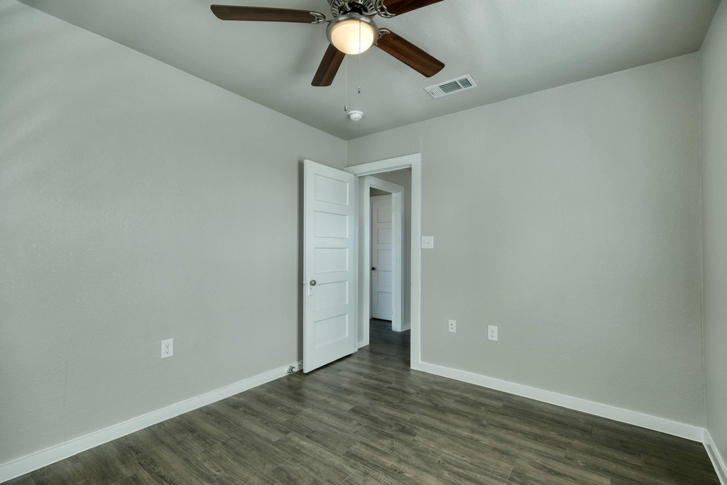 520 W Fm 243 - Photo 8