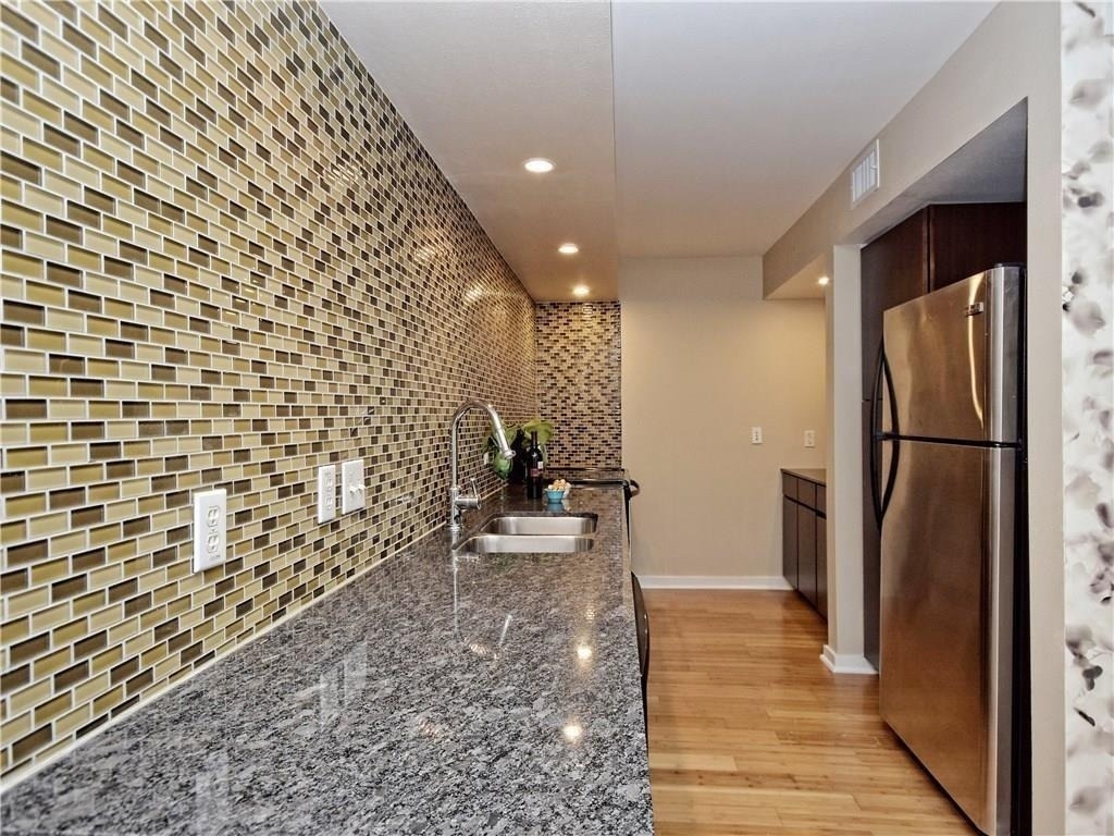 2200 Dickson Dr - Photo 3