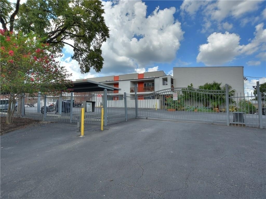 2200 Dickson Dr - Photo 21