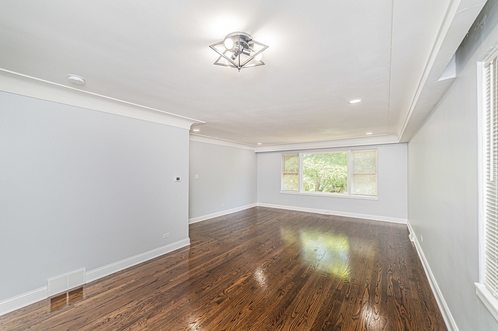7530 N Oakley Avenue - Photo 2