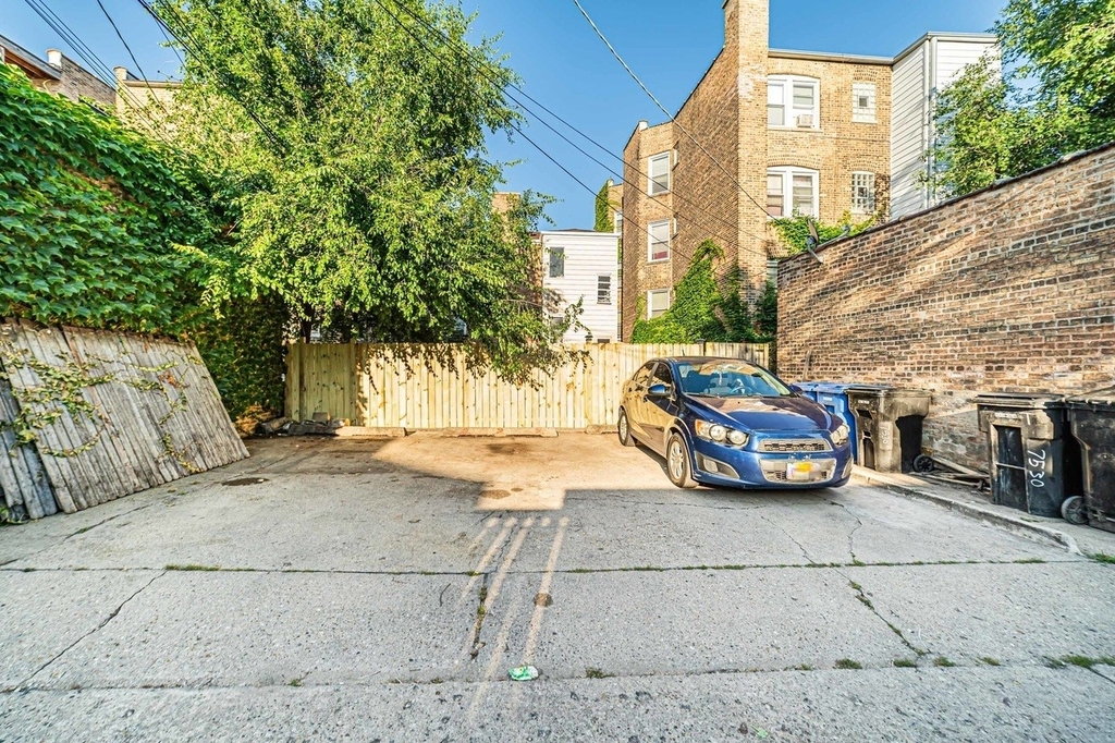 7530 N Oakley Avenue - Photo 9