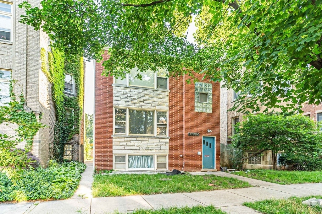 7530 N Oakley Avenue - Photo 0