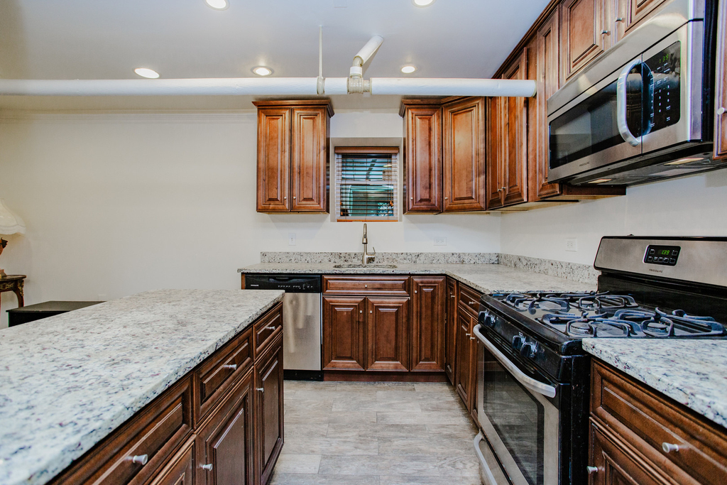622 W Briar Place - Photo 9