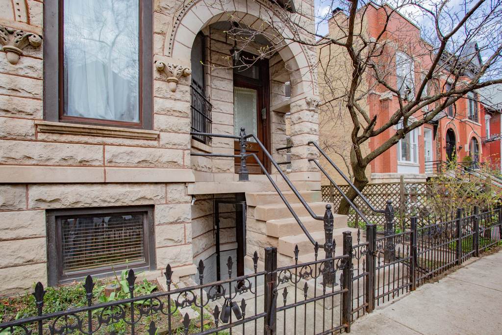 622 W Briar Place - Photo 3