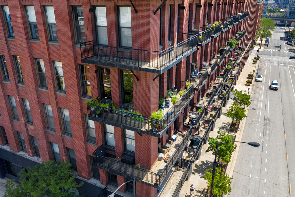 616 W Fulton Street - Photo 2