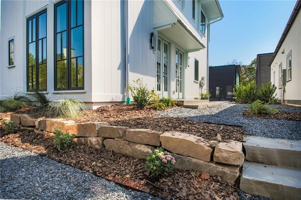 135 Carlyle Lane - Photo 2