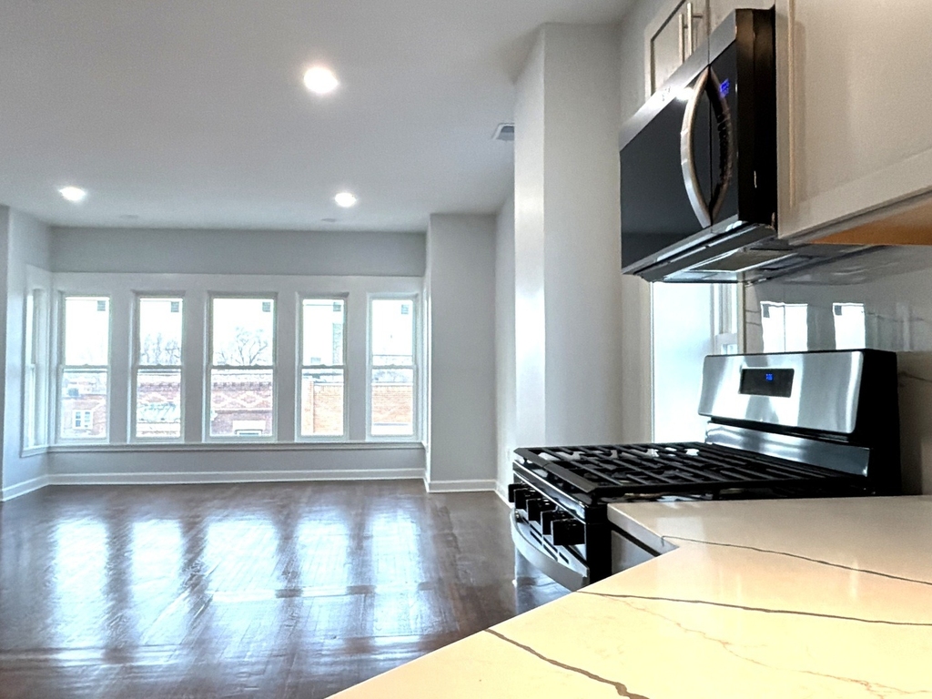 224 E Cass Street - Photo 3