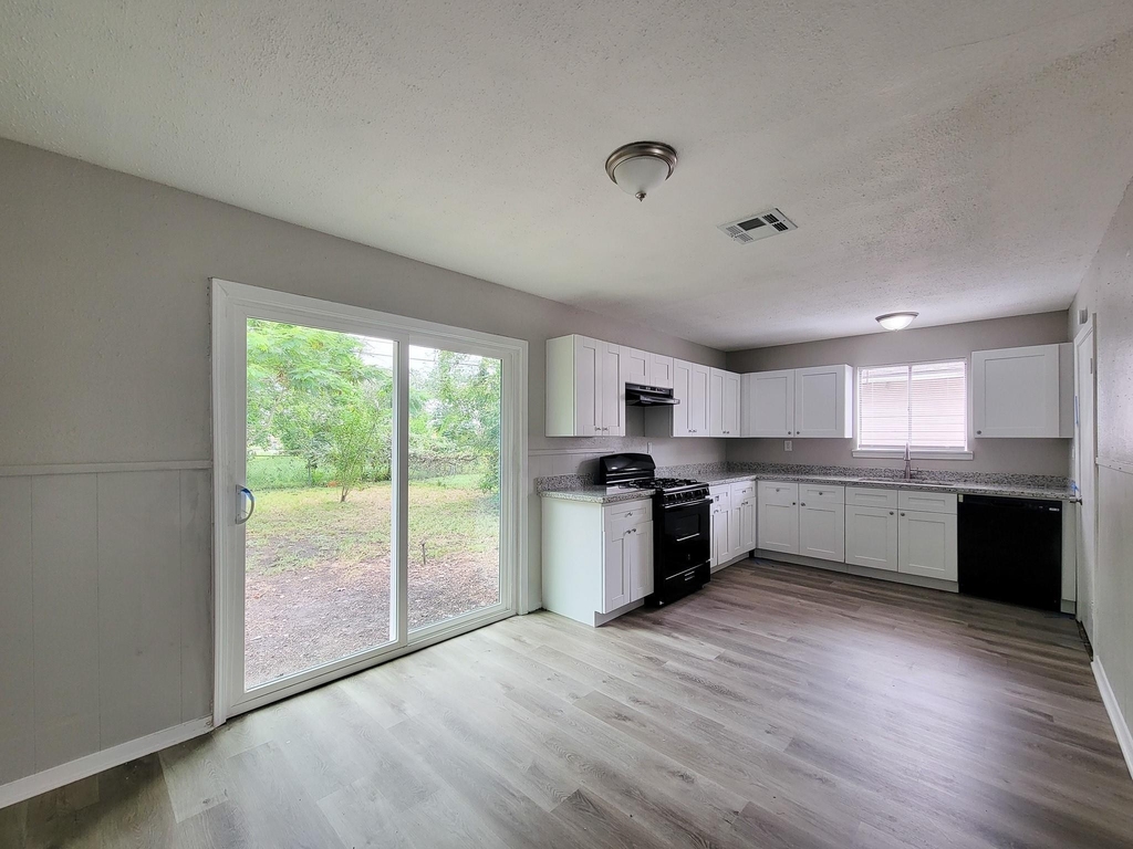3121 Proswimmer Street - Photo 6