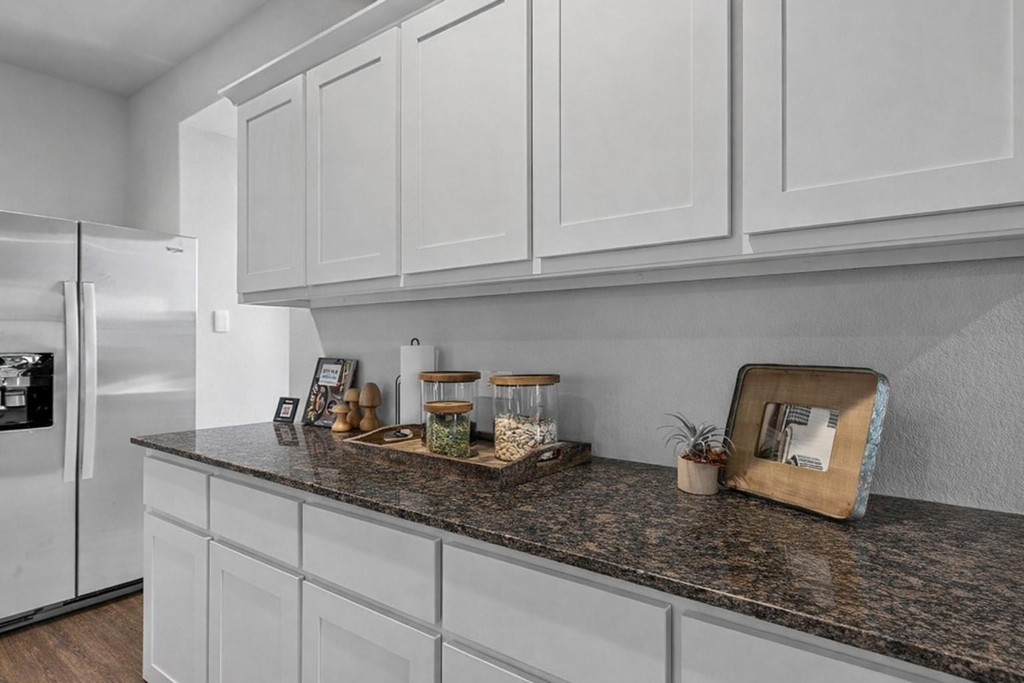 1018 Sycamore Drive - Photo 2