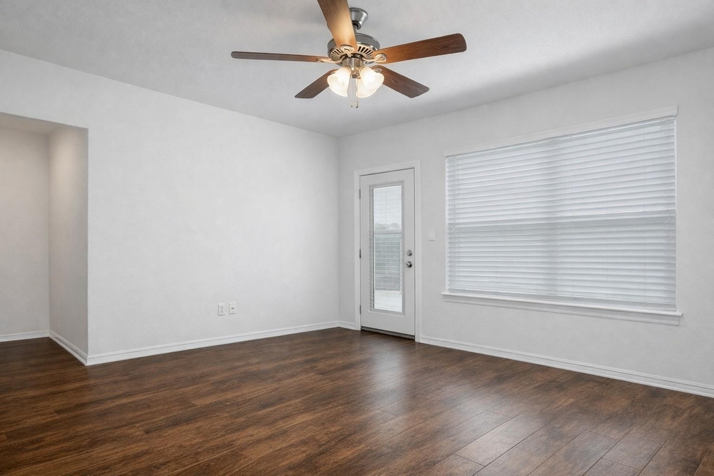 1018 Sycamore Drive - Photo 3
