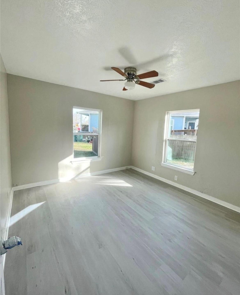 5220 E Parkway Drive - Photo 6