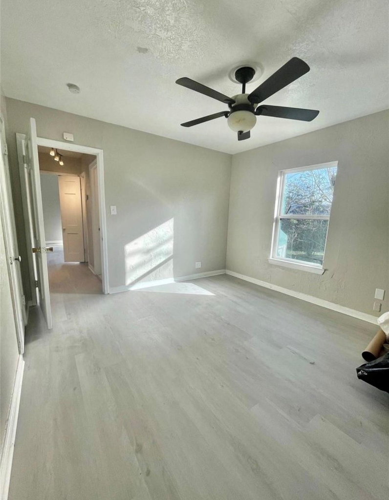 5220 E Parkway Drive - Photo 3