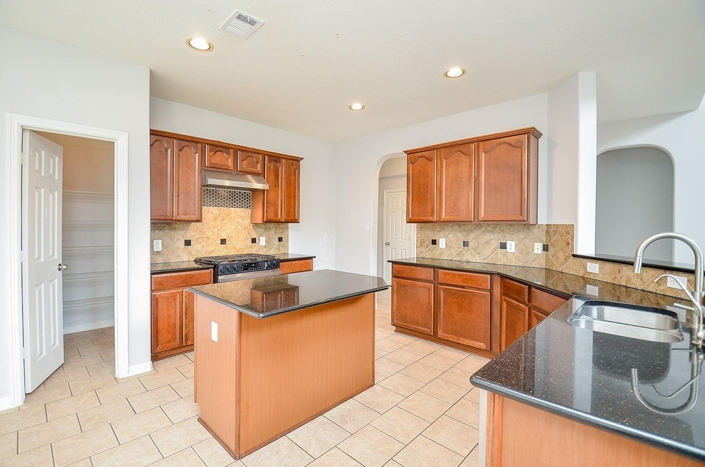3911 Fallsbrook Court - Photo 16