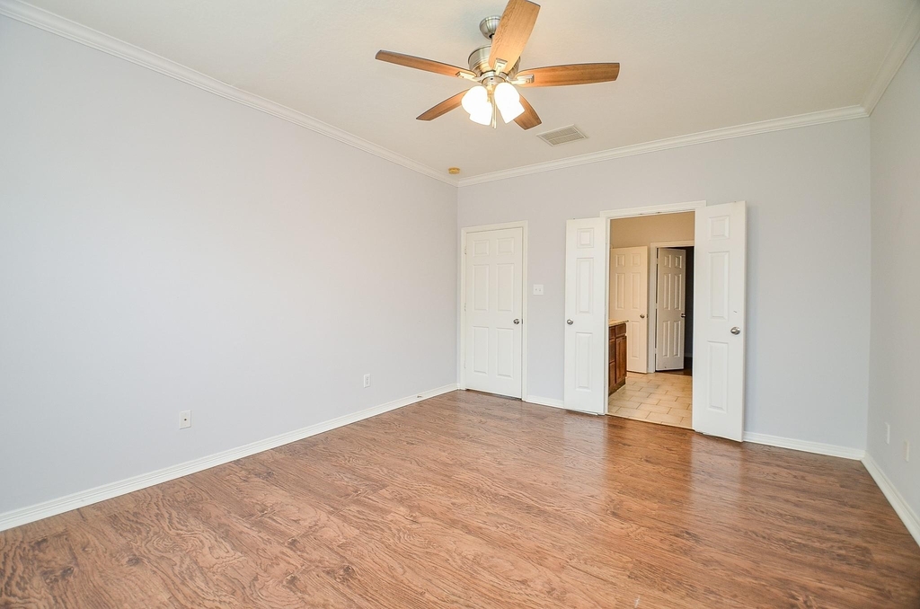 3911 Fallsbrook Court - Photo 11