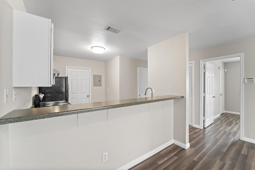 516 Hollyhock Streets - Photo 6