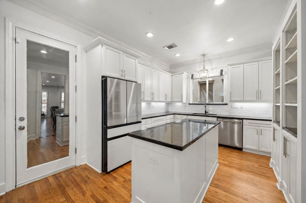 5136 Chevy Chase Drive - Photo 9