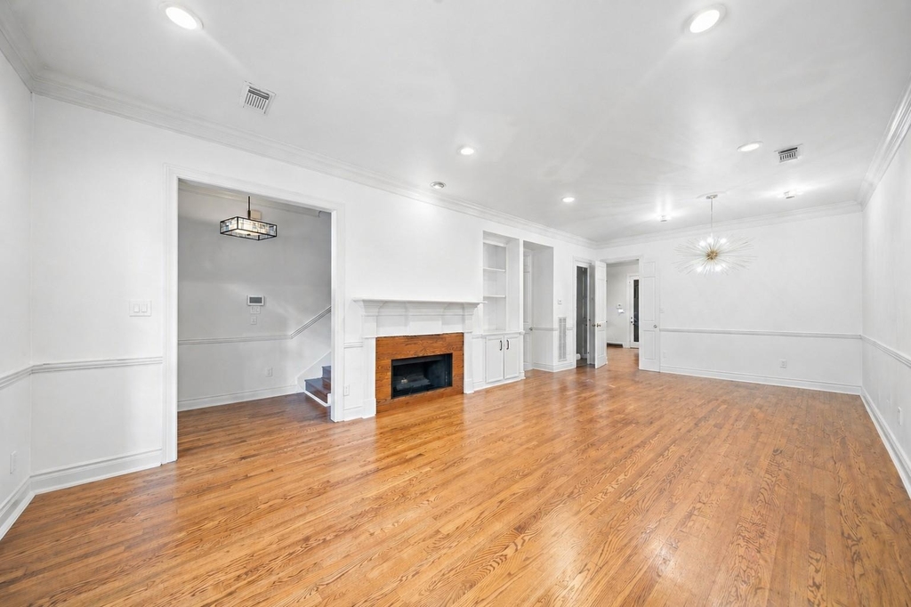 5136 Chevy Chase Drive - Photo 4