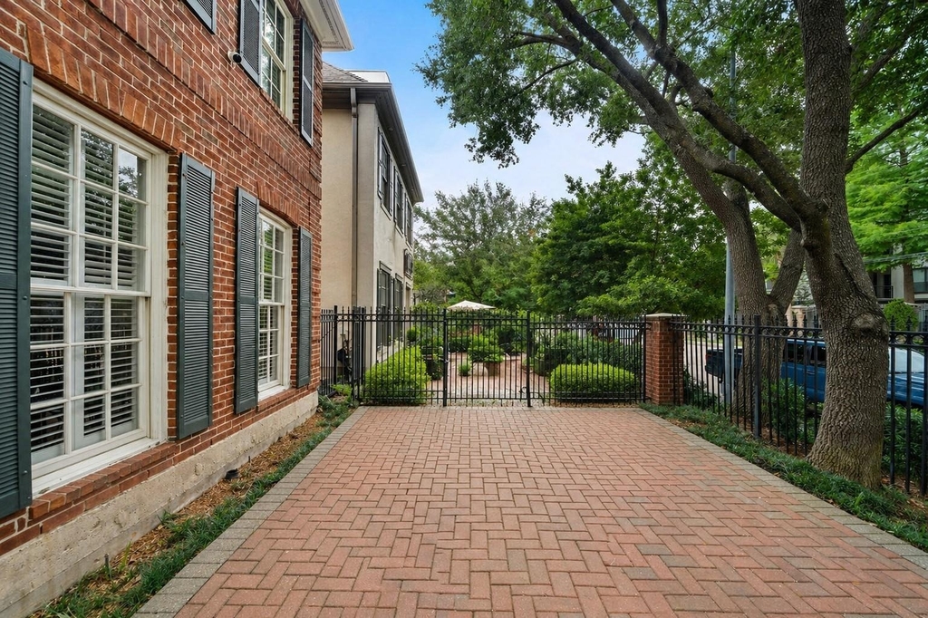 5136 Chevy Chase Drive - Photo 2