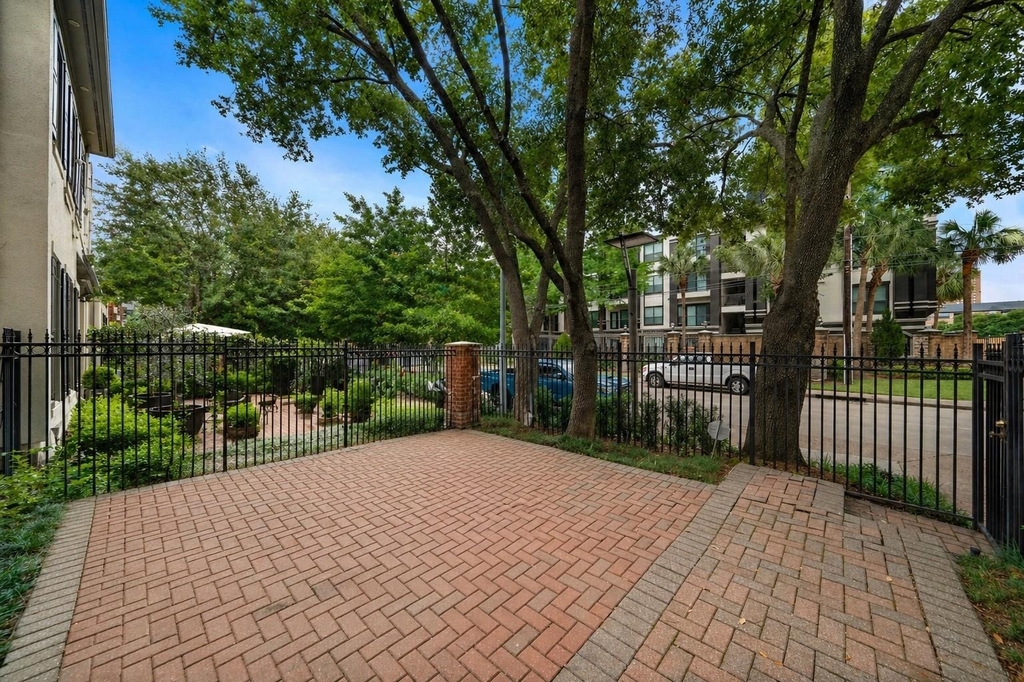 5136 Chevy Chase Drive - Photo 3