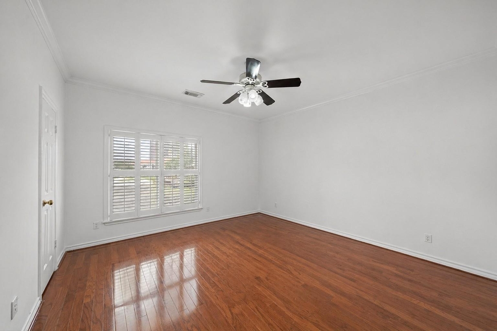 5136 Chevy Chase Drive - Photo 16