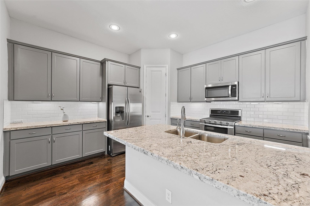 1221 W 19th Street - Photo 5