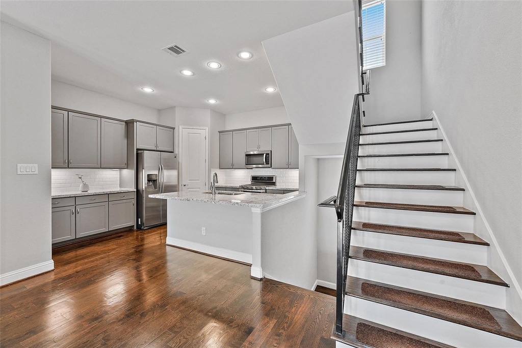 1221 W 19th Street - Photo 4
