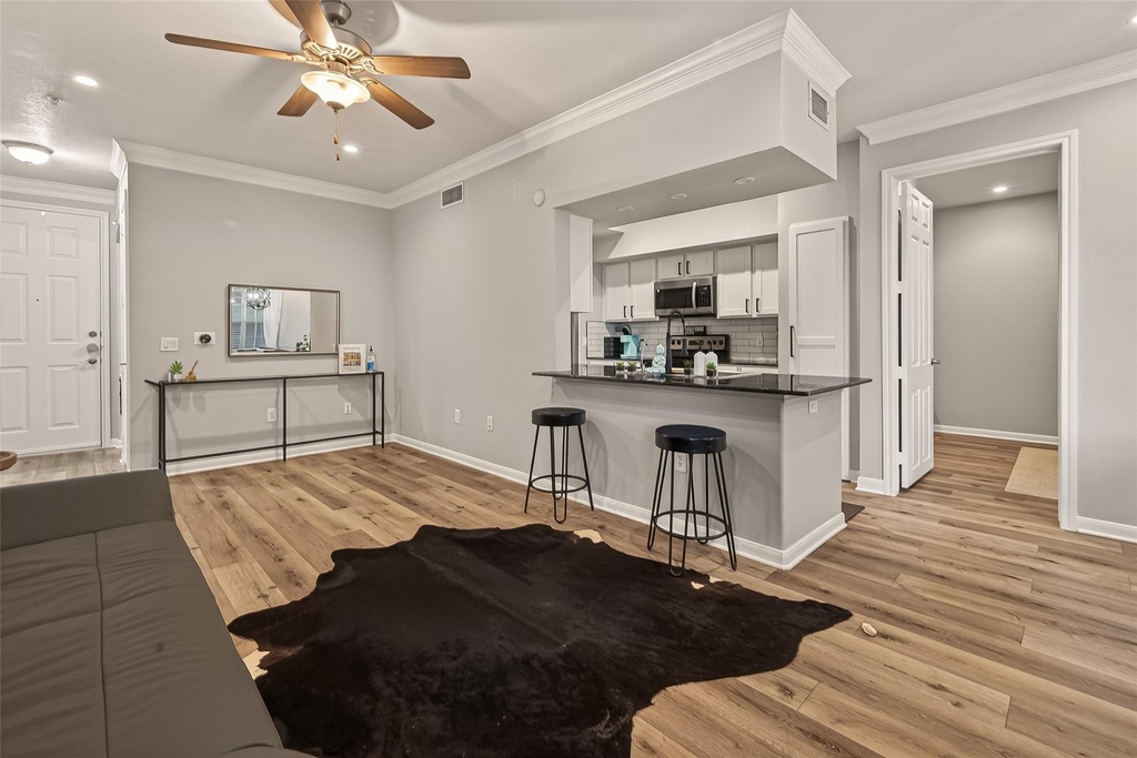 7575 Kirby Drive - Photo 3
