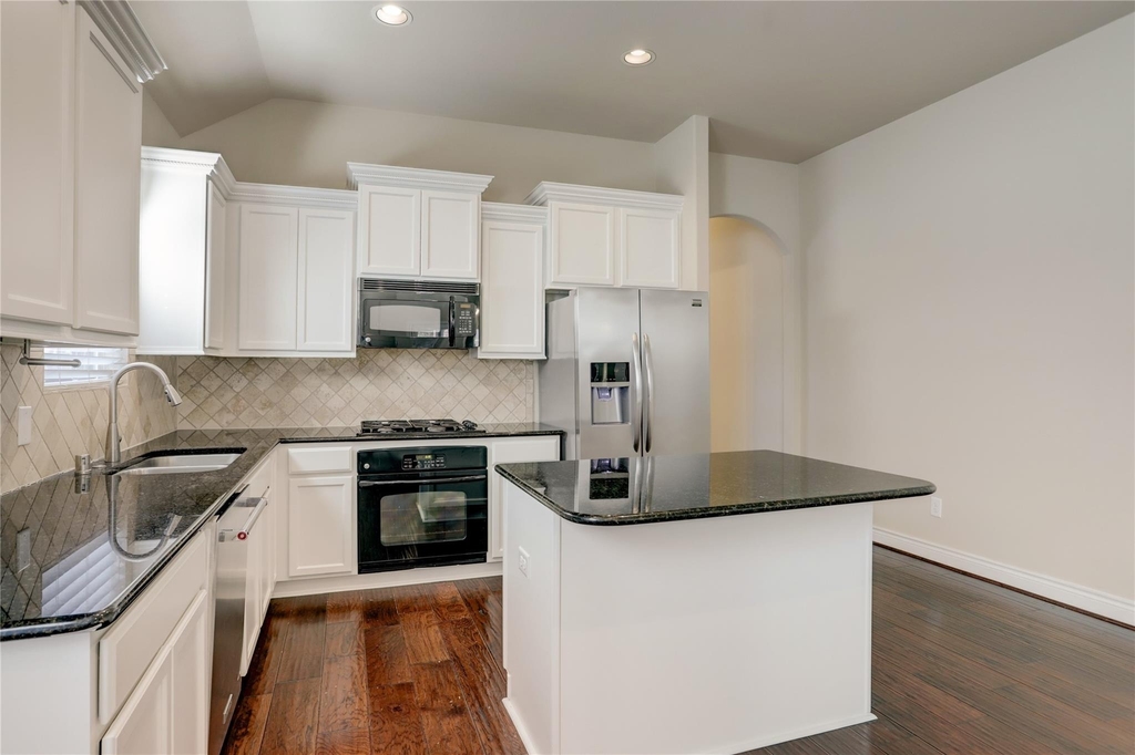 606 Sabinal Street - Photo 8
