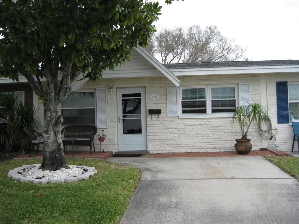 9911 Dahlia Street N - Photo 1