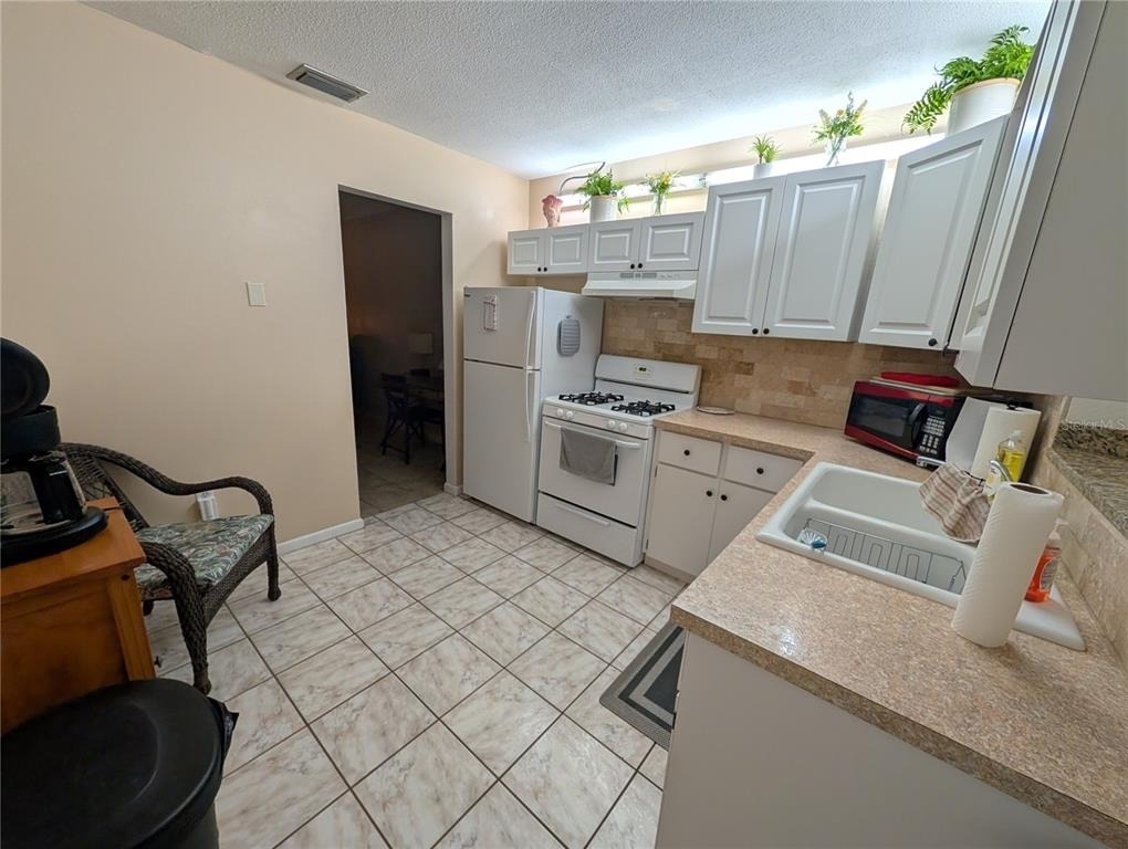 9911 Dahlia Street N - Photo 21
