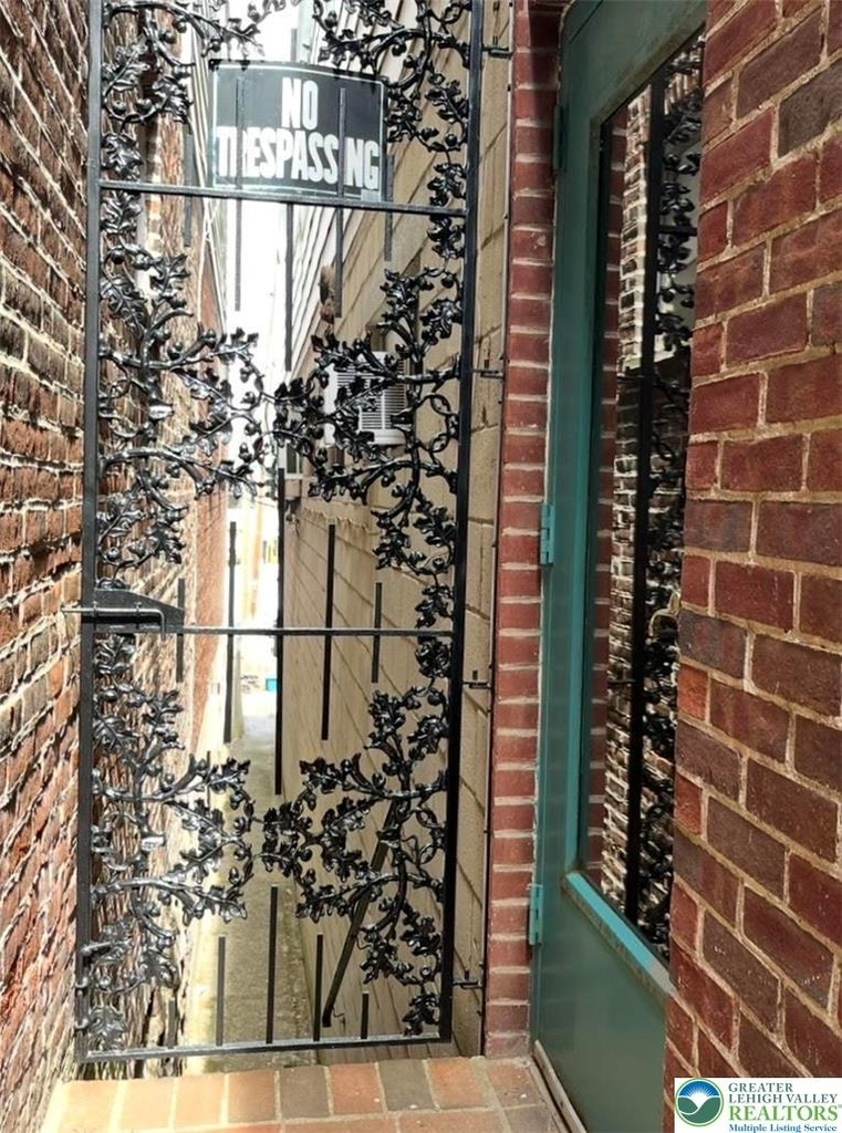 606 W Broad Street - Photo 3