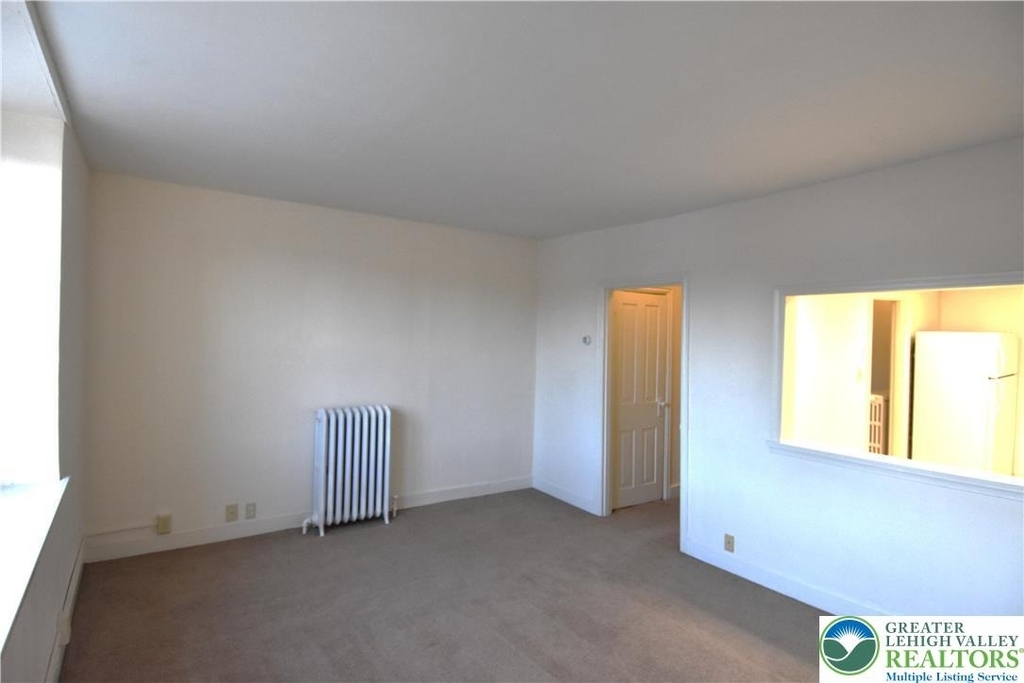 606 W Broad Street - Photo 4