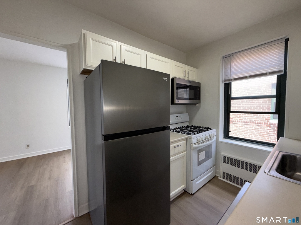 28 Strawberry Hill Avenue - Photo 8