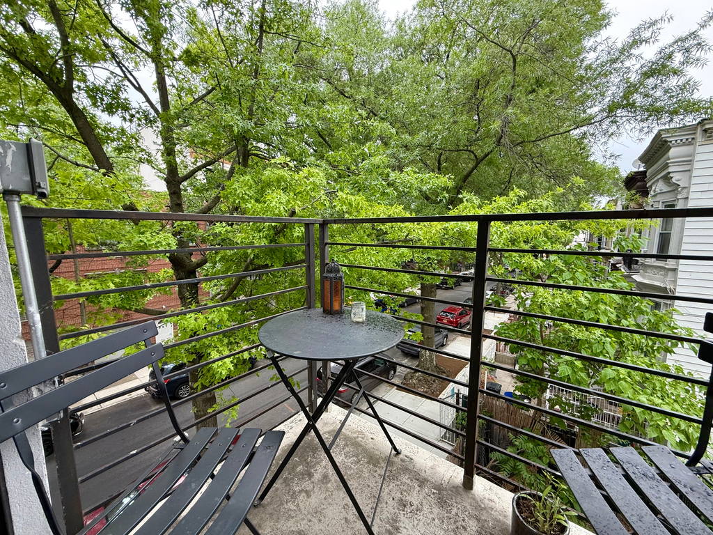 683 Chauncey St - Photo 1