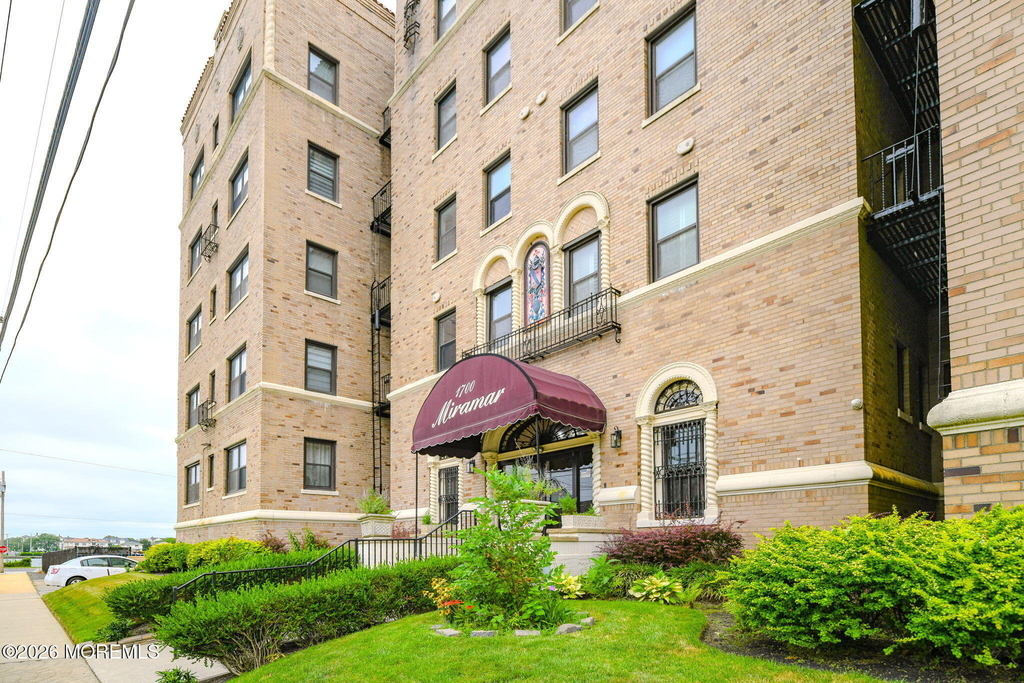 1700 Webb Street - Photo 0