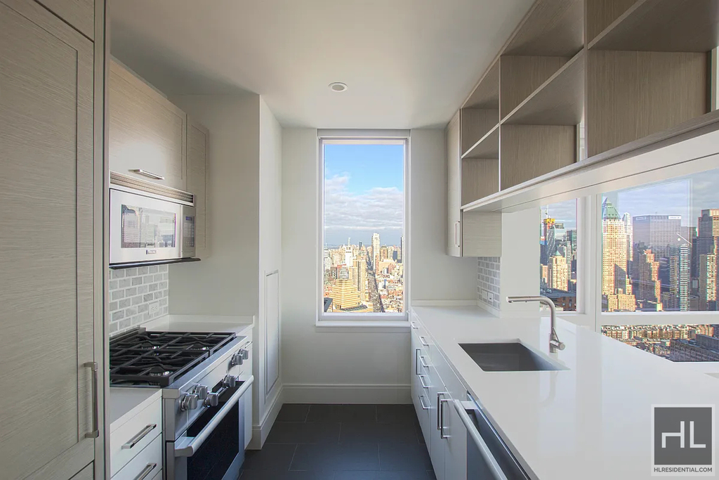 Tenth Avenue - Photo 4