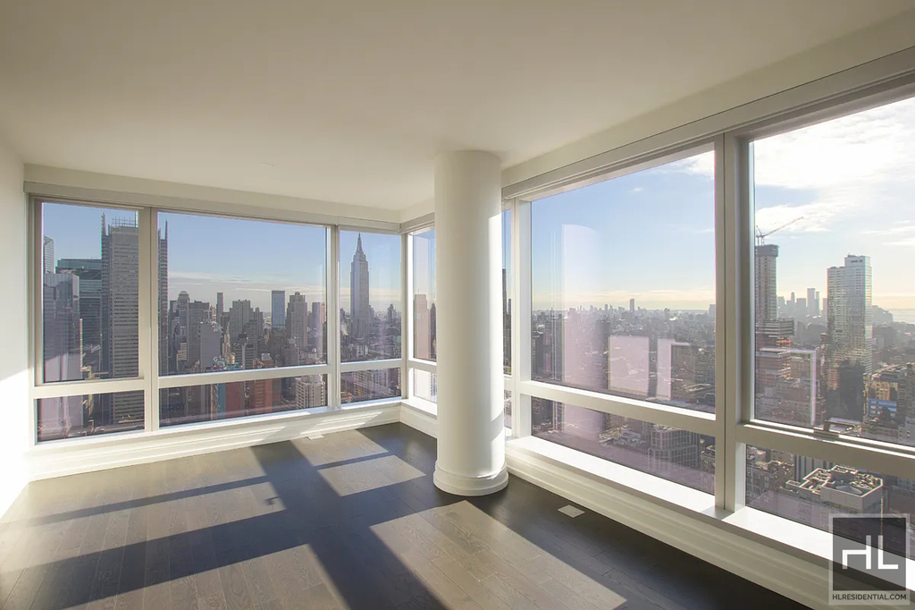 Tenth Avenue - Photo 3