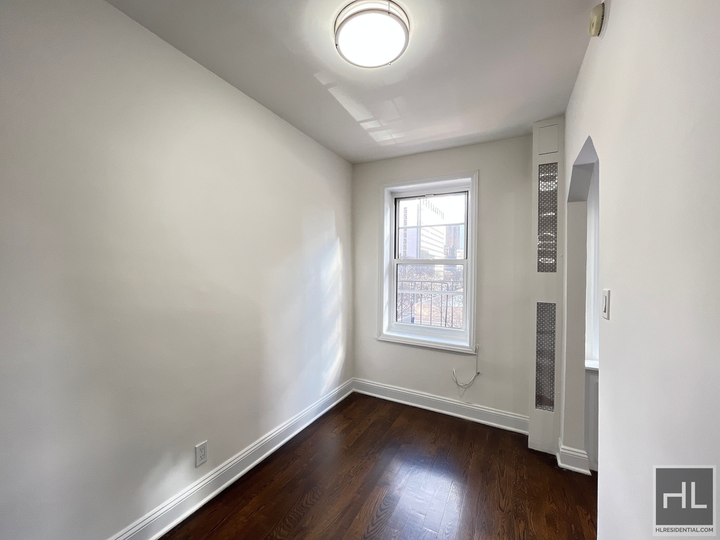 Second Avenue - Photo 2
