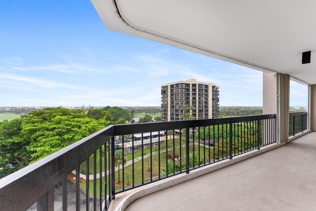 2425 Presidential Way - Photo 18
