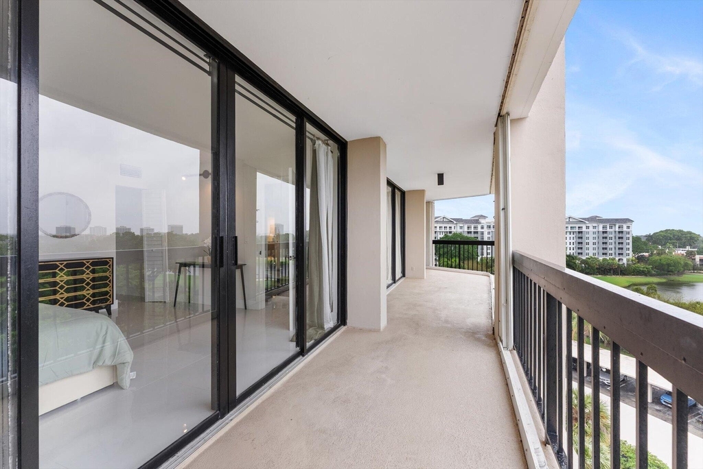 2425 Presidential Way - Photo 20