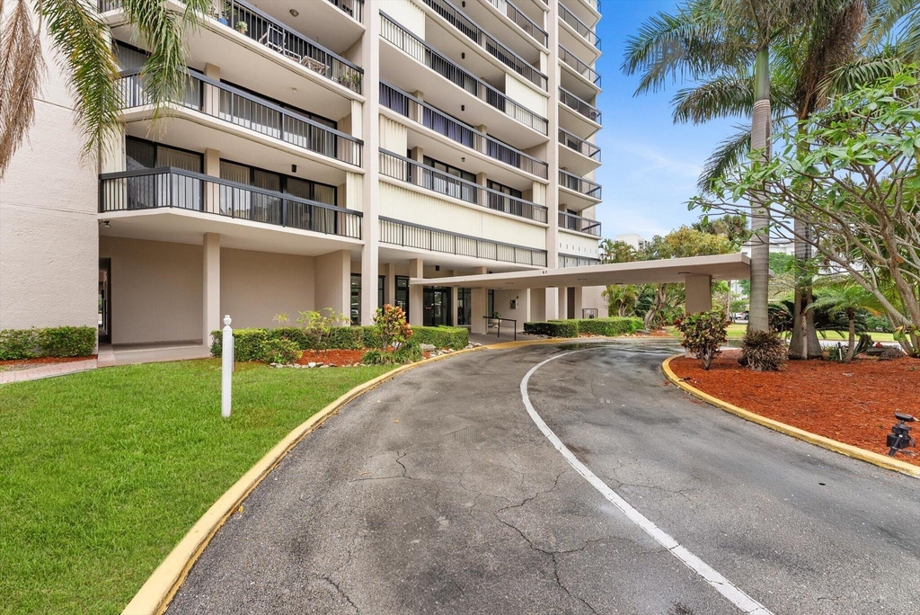 2425 Presidential Way - Photo 0