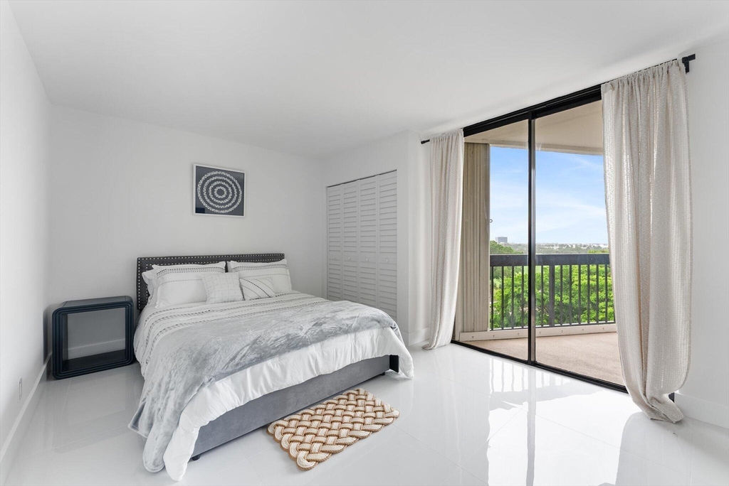 2425 Presidential Way - Photo 14