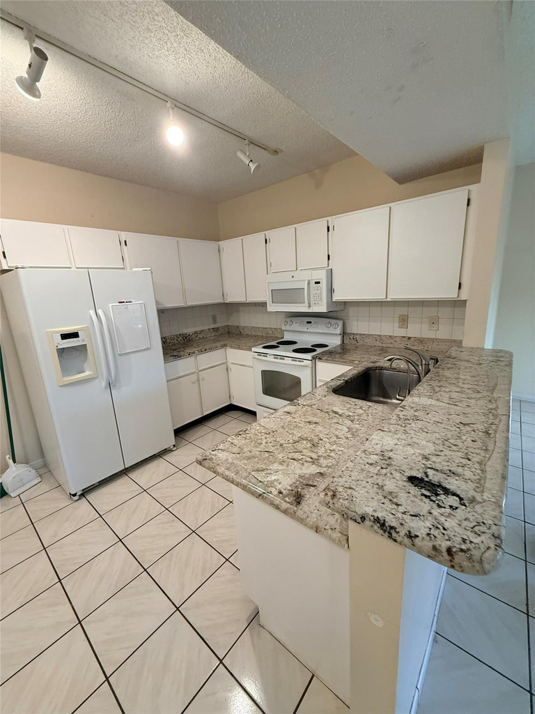 12060 Nw 11th Street - Photo 8