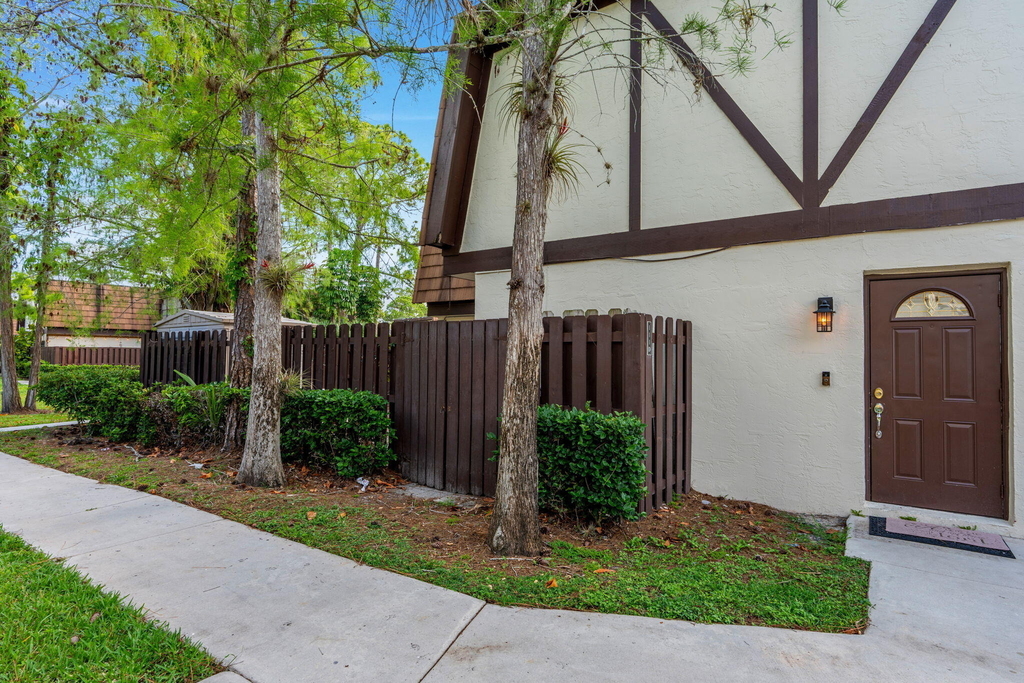 111 Weybridge Circle - Photo 1