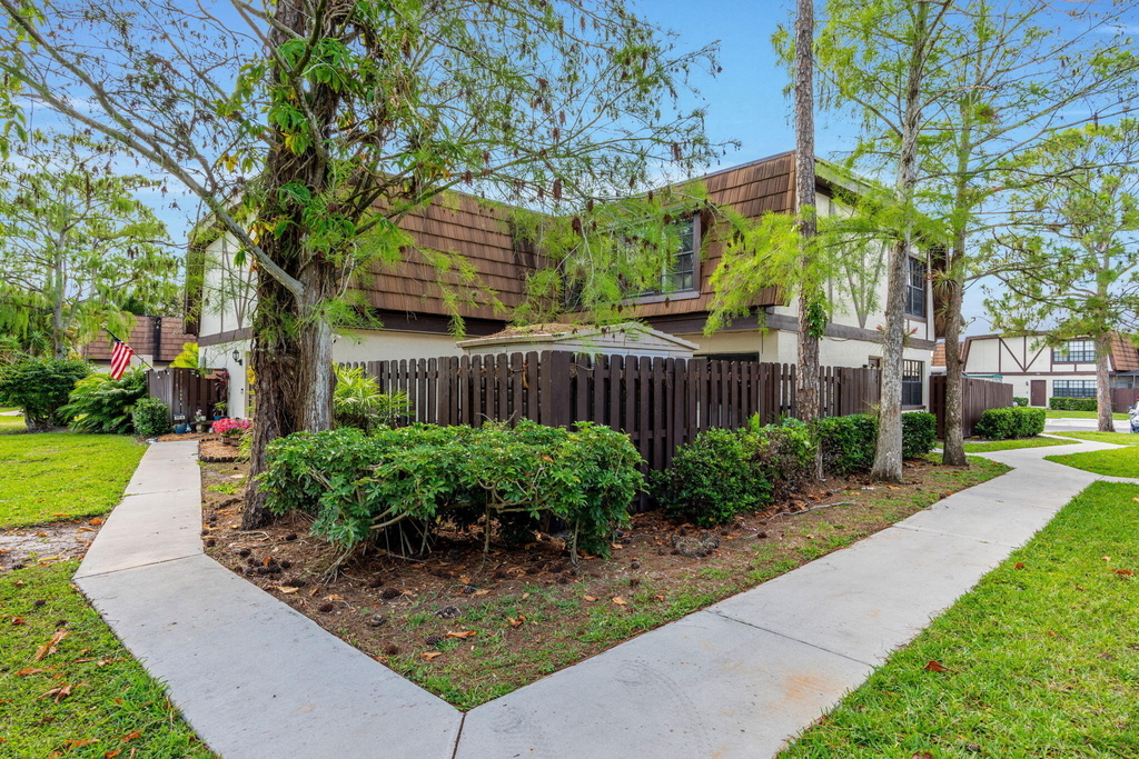 111 Weybridge Circle - Photo 3
