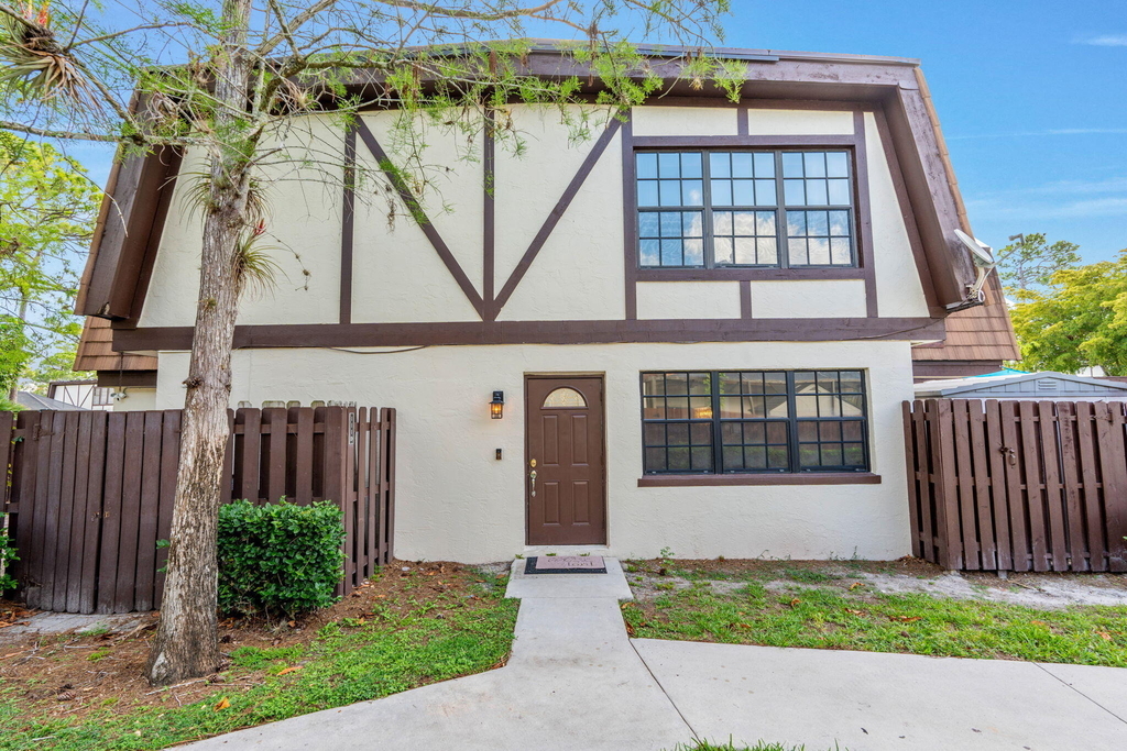 111 Weybridge Circle - Photo 0